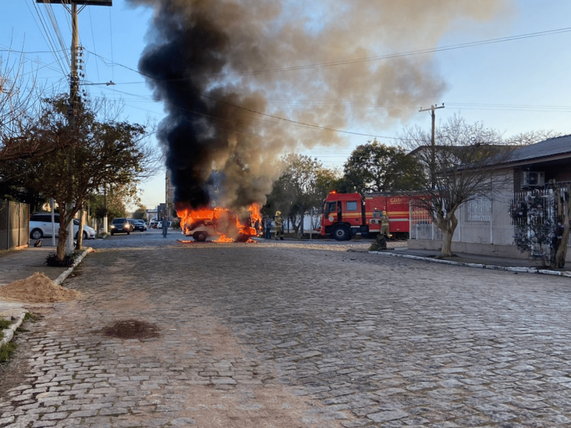 Kombi é consumida por incêndio em cruzamento movimentado de Camaquã