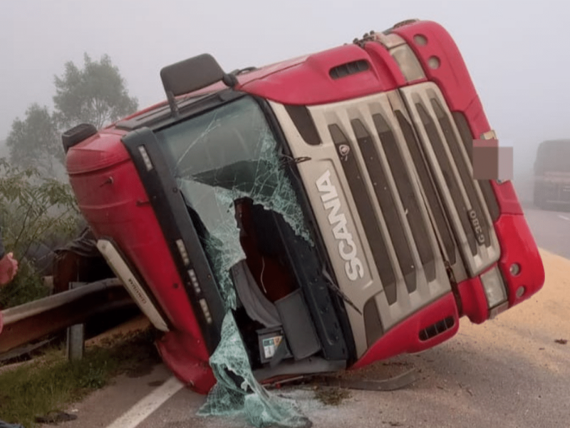 Acidente na BR-392: caminhão tomba e bloqueia pista