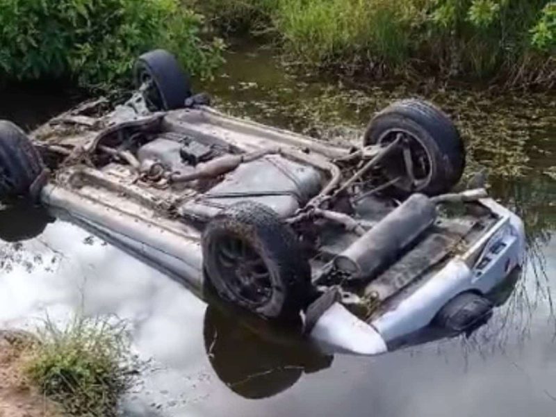 Carro cai em açude e motorista morre em Cristal