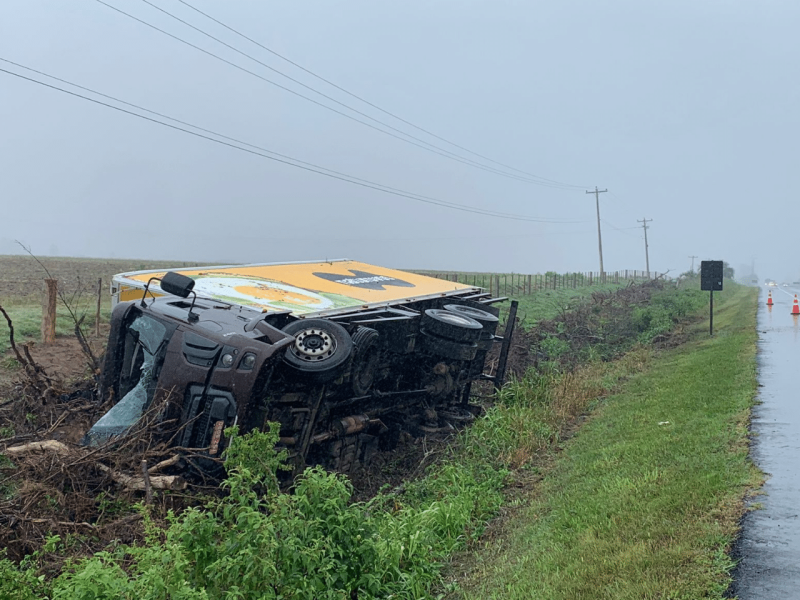 Caminhão fica destruído após saída de pista na BR-116