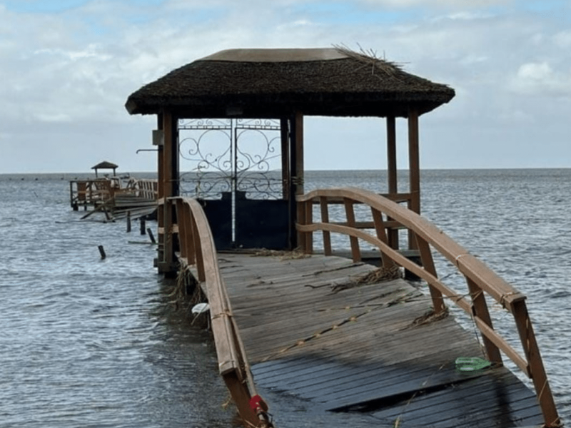 Trapiche do Laranjal desaba após aumento da Lagoa dos Patos em Pelotas