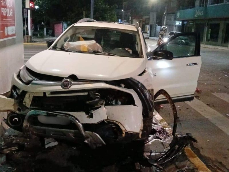 Carro invade calçada após acidente em Camaquã