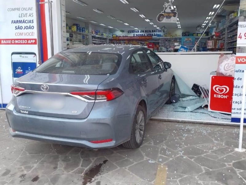 Camaquã: motorista perde controle de veículo e invade farmácia