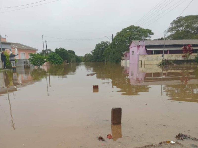 Marinha presta apoio a famílias ilhadas em Cristal