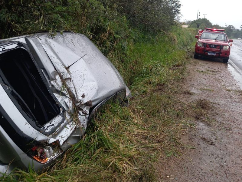 Carro capota na BR-116 em Tapes e deixa feridos