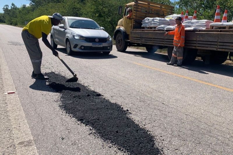 ERS-350: operação de tapa-buracos em andamento no trecho de Arambaré