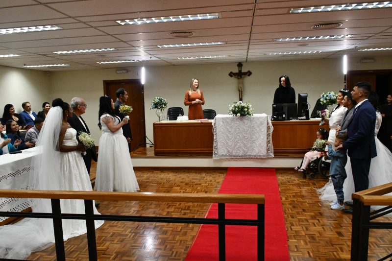 Foro no RS realiza casamento de casais atingidos pelas enchentes