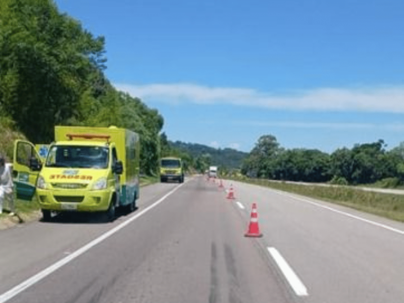 Acidente entre dois caminhões deixa trânsito em meia pista na BR-116 em São Lourenço do Sul