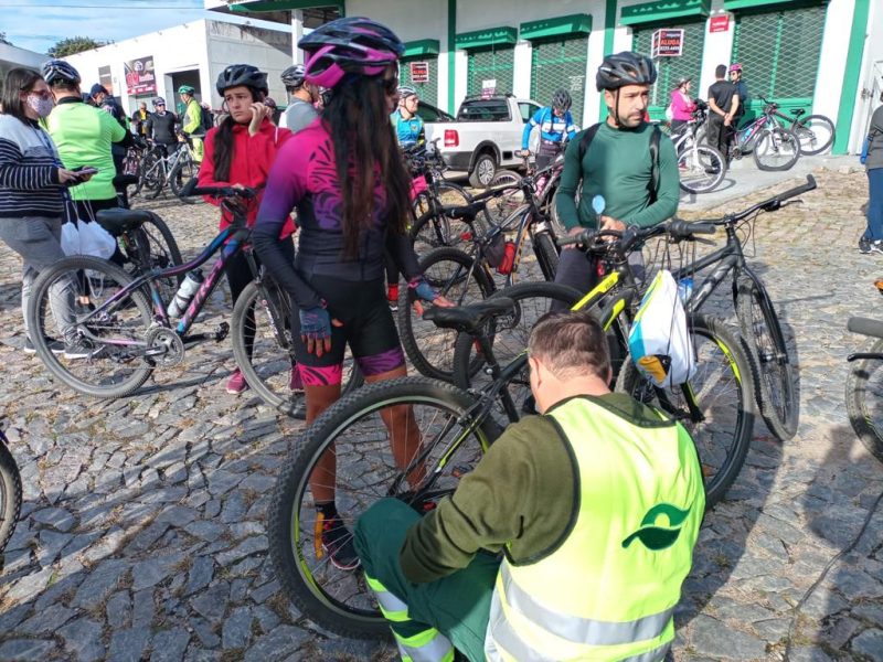 Ecosul - Adesivagem de bicicleta. Foto: Larissa Martins