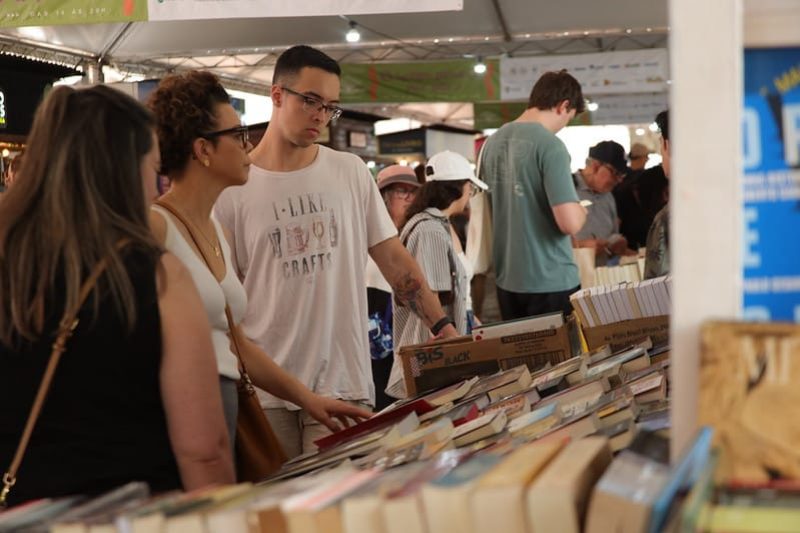 Saldos e promoções: uma tradição da Feira do Livro de Porto Alegre