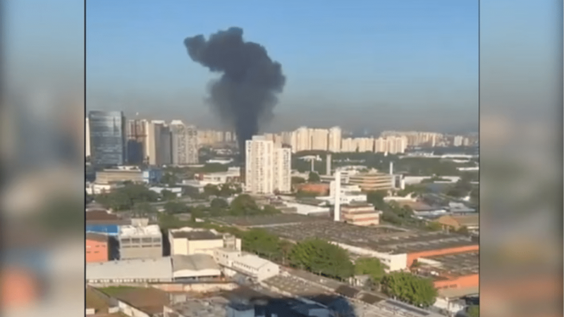 Avião de pequeno porte cai sobre veículos em avenida da zona oeste de São Paulo