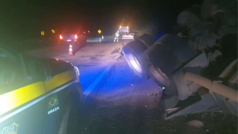 Motorista de Camaquã fica preso às ferragens após tombamento de carreta