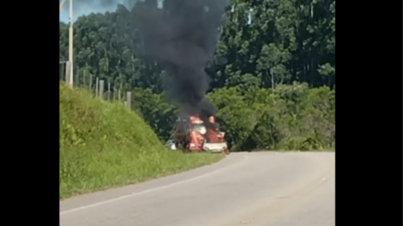 Carro fica destruído após pegar fogo no interior de Chuvisca