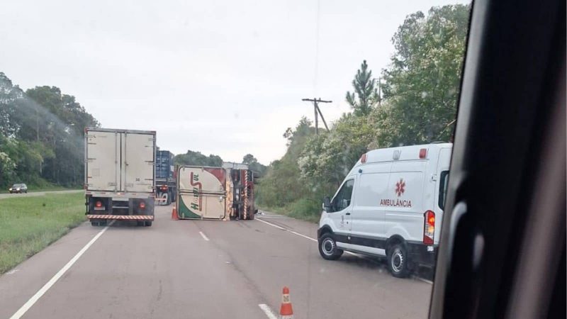 BR-116: tombamento de caminhão bloqueia parcialmente a rodovia