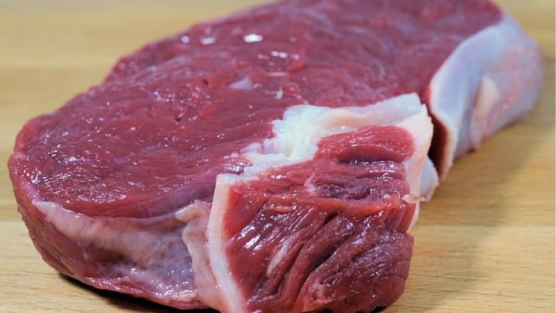 China suspende compra de carne bovina de 3 frigoríficos do Brasil