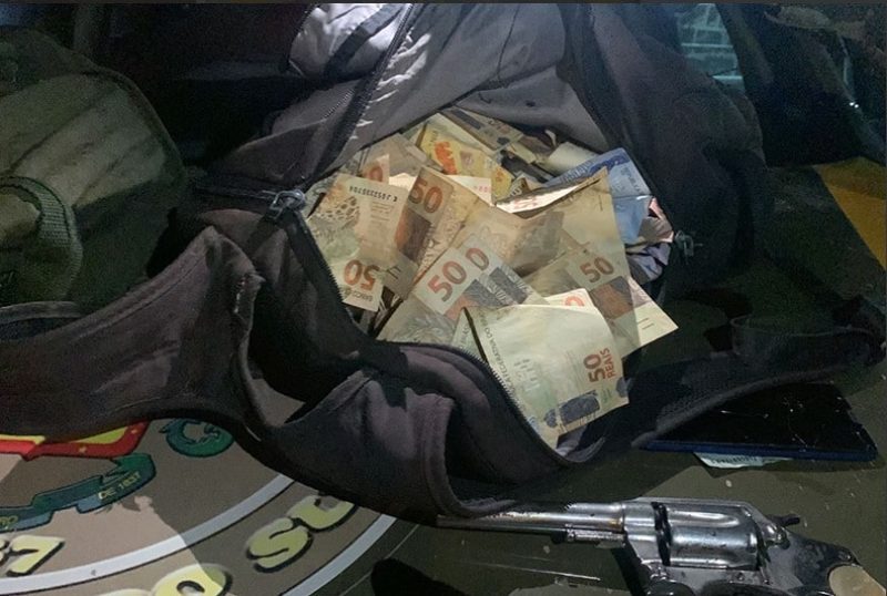 Dinheiro roubado foi recuperado pela polícia. Foto: Divulgação