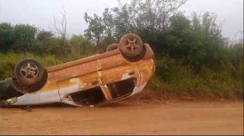 Carro capotado chama atenção em Camaquã