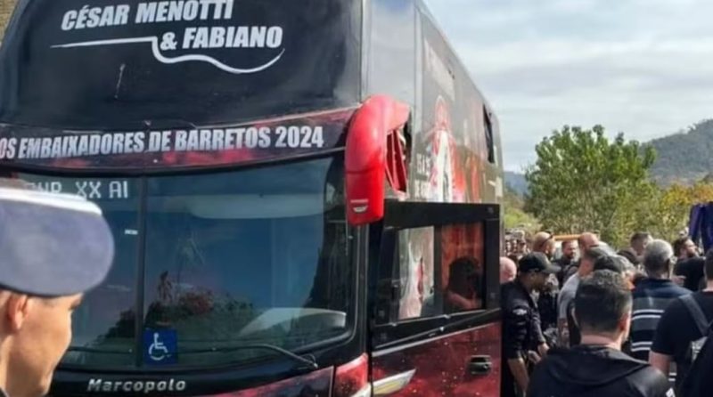 Ônibus com a dupla César Menotti e Fabiano sofre acidente