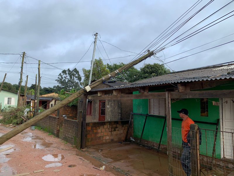 Imagem mostra poste caído sobre residência em Camaquã causando falta de luz
