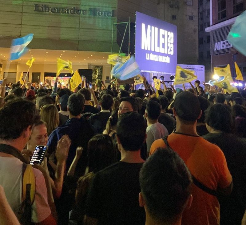 Muitas pessoas acompanharam a apuração junto a sede de campanha do presidente eleito. Foto: Fábio Renner/Acústica FM