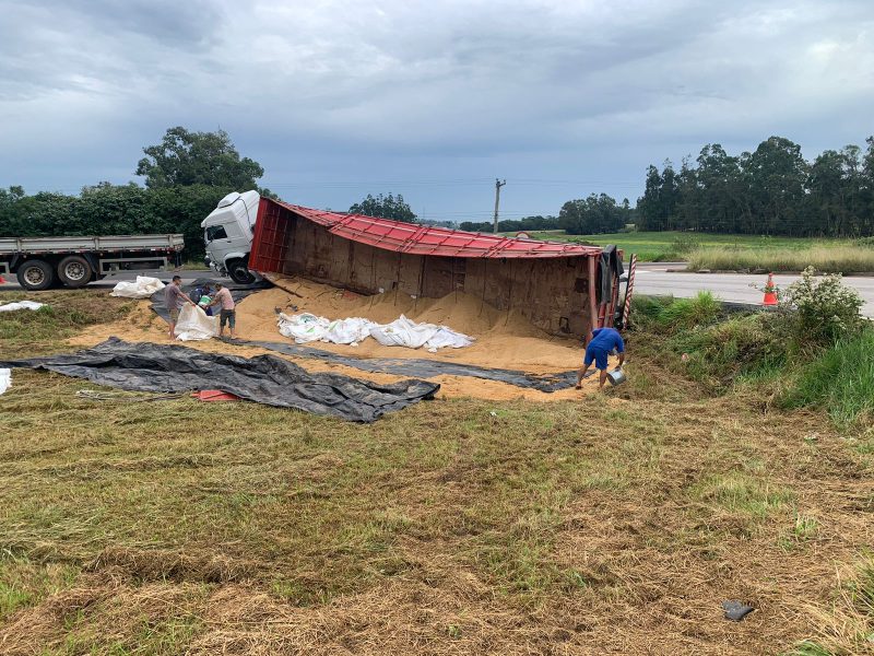 Carreta com carga de arroz tomba na BR-116 em Camaquã