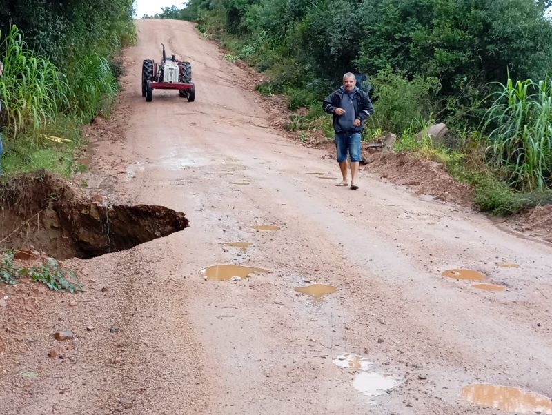 Trânsito bloqueado na estrada Corrêa Neto no interior de Dom Feliciano