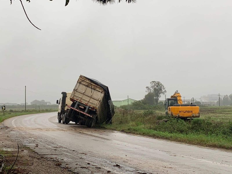 Incidente com carreta deixa trânsito em meia pista na ERS-350