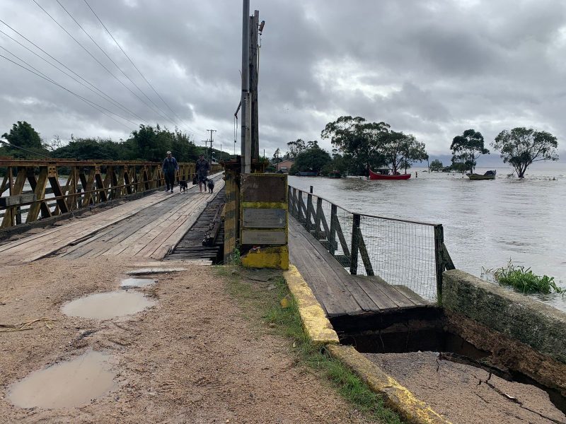 Ponte João Goulart tem trânsito bloqueado em Arambaré