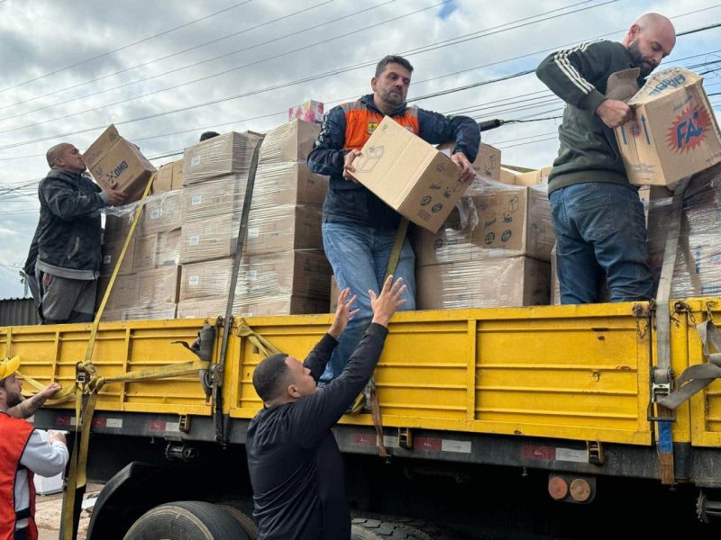 Guaíba recebe toneladas de materiais de limpeza em mutirão após enchente