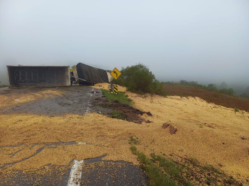 Caminhão tombado interrompe trânsito na BR-392, em Caçapava do Sul