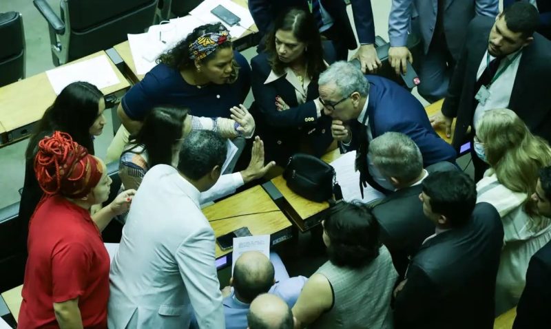 Câmara aprova PEC que perdoa multas e cotas raciais de partidos