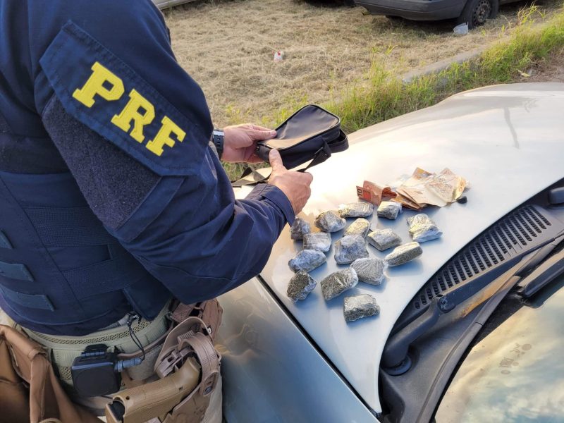 PRF aprende homem com droga para pronta para entrega em Guaíba