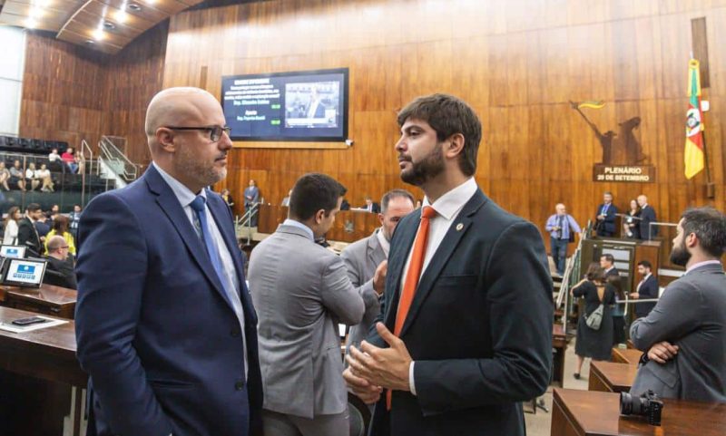 Deputados oficiam MP de Contas sobre projetos do governo que reestruturam as carreiras