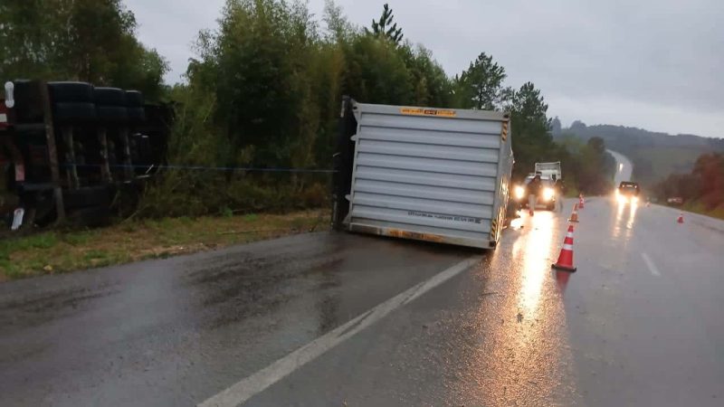 Colisão entre caminhões deixa um morto e um ferido na BR-392