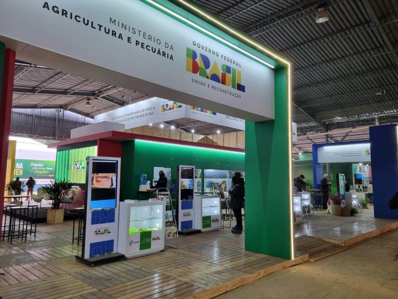 Assinaturas e programas de auxílio aos agricultores marcam participação da Conab na Expointer