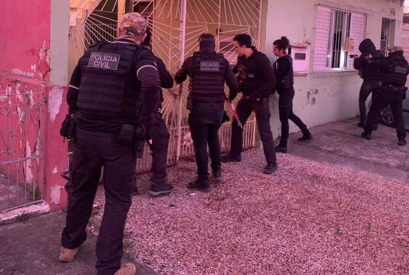 Operação contra golpe dos nudes cumpre mandados em Camaquã