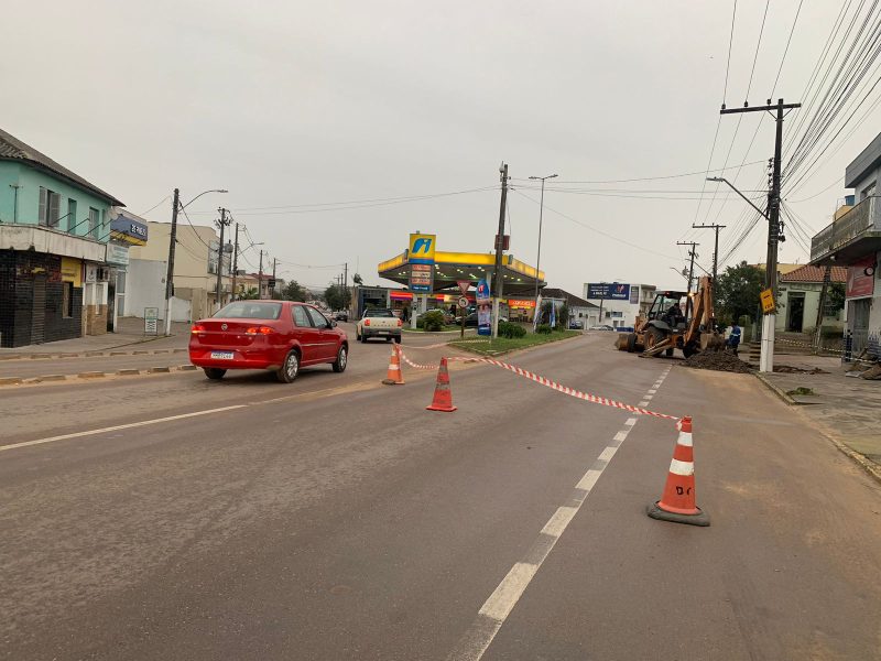 Obras de esgoto causam alterações no trânsito de Camaquã