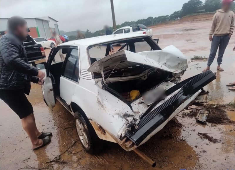 Motorista fica ferido após bater em árvore na ERS 350 em Chuvisca. Foto: Ouvinte | Rádio Acústica FM