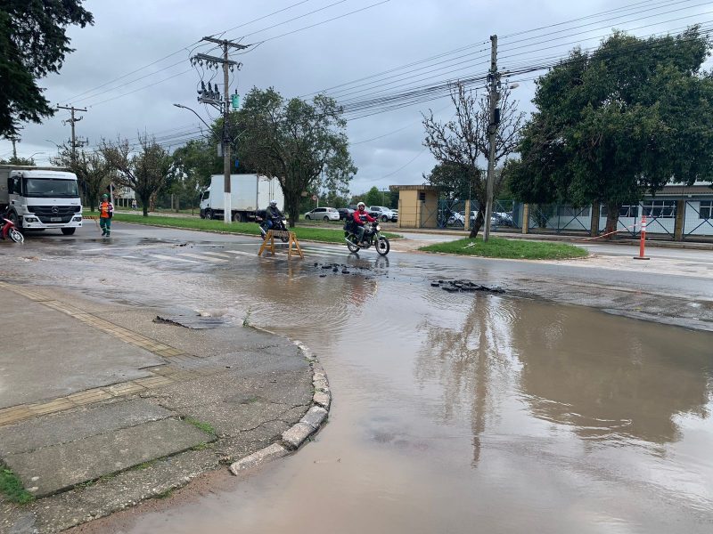 Camaquã: rompimentos de rede alagam ruas e causam falta d'água