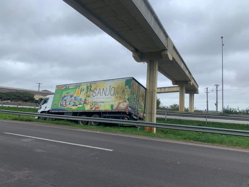 BR-116: caminhão sai da pista e quase atinge passarela em Camaquã