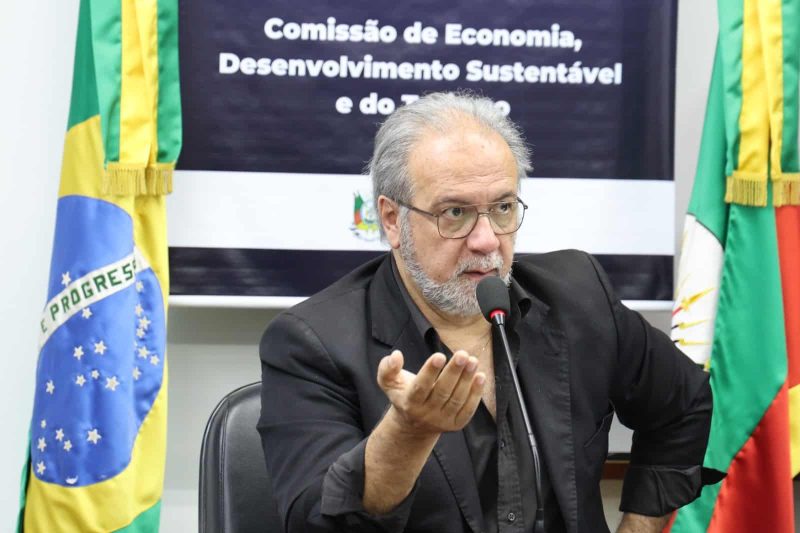 Deputado Victorino defende salário-hora no Brasil