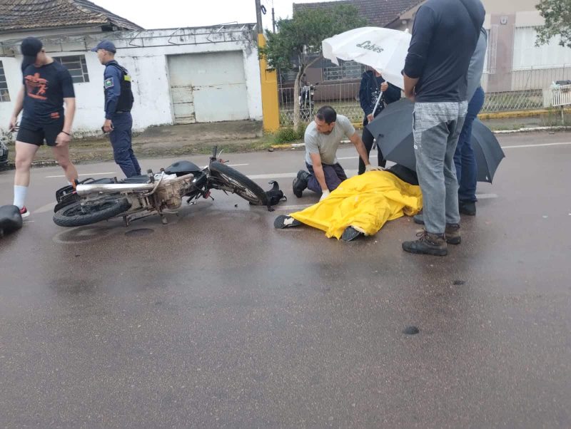 Motociclista fica ferida após acidente no centro de Camaquã