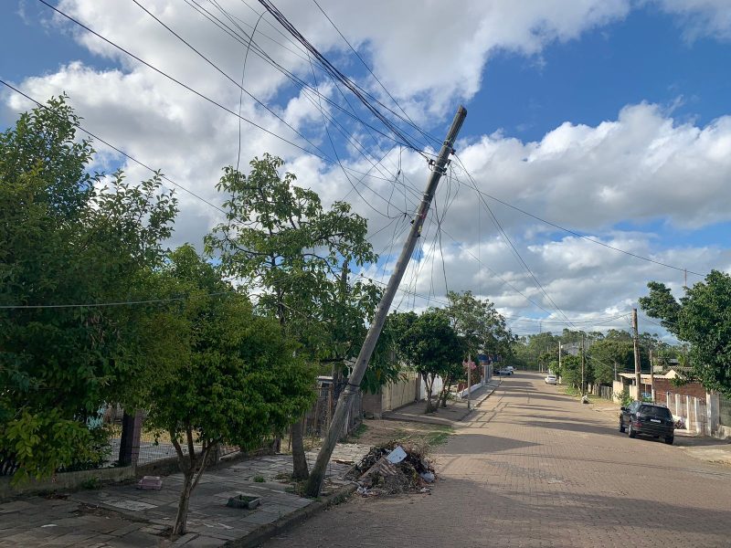 Moradores denunciam que poste está prestes a cair e é 'segurado' por fios, em Camaquã