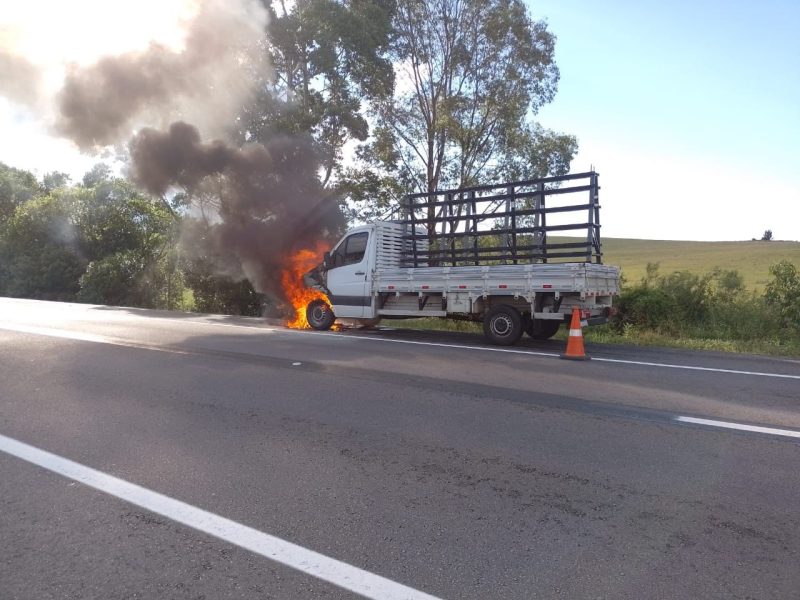 Caminhão pega fogo na BR-116 em São Lourenço do Sul