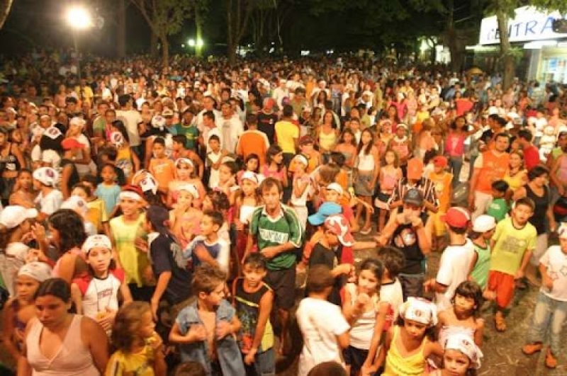 SÃO LOURENÇO NÃO TEM FOLIÕES EM CIMA DO TRIO ELÉTRICO - O Popular