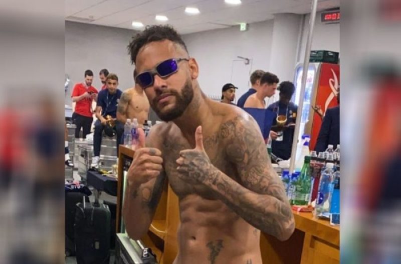 Foto: Neymar revelou nas redes sociais que ouviu a música 'Ponto Fraco',  regravação do hit do amigo Thiaguinho pela banda Di Propósito, de Brasília  - Purepeople