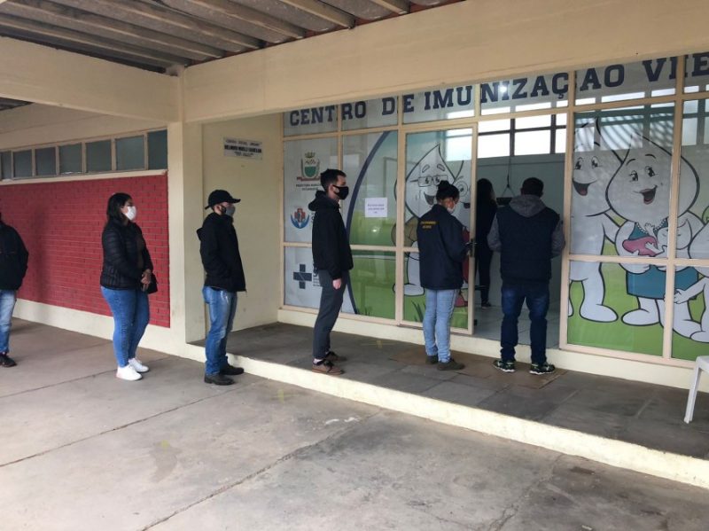 Nesta terça-feira (17), a cidade vacina pessoas com 24 anos ou mais. Foto: Valério Weege/Acústica FM