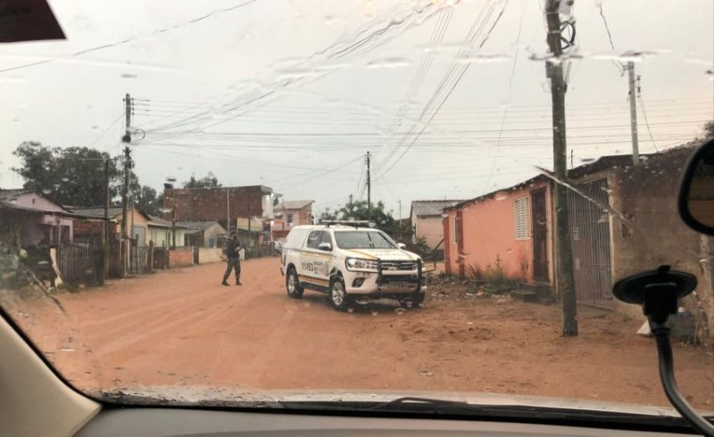 Viatura da Brigada Militar em uma das vias do bairro