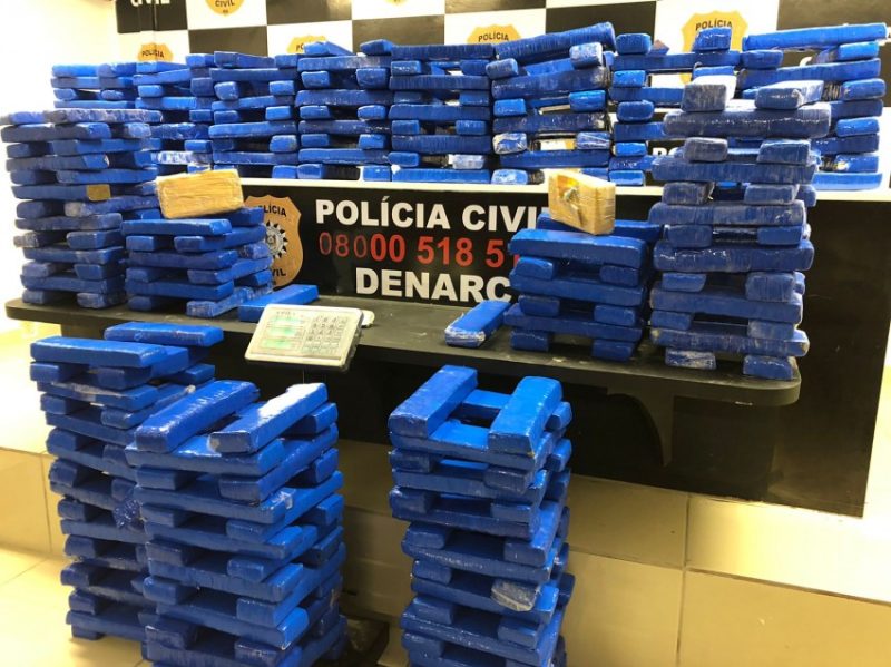 Policiais apreenderam quase 240 kg de maconha, 2 Kg de crack, 50 gramas de haxixe e dois veículos. Foto: Divulgação