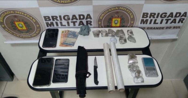 Armas, drogas, celulares e dinheiro apreendidos - Foto: Brigada Militar de Camaquã